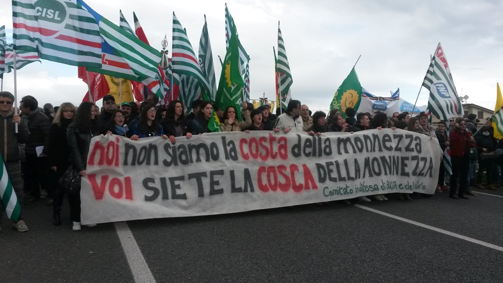 CISL Rossano Manifestazione discarica Bucita . video copia il link : http://www.cn24tv.it/news/83371/rifiuti-cosentini-nella-discarica-di-bucita-rossano-dice-no-e-protesta-sulla-106.html